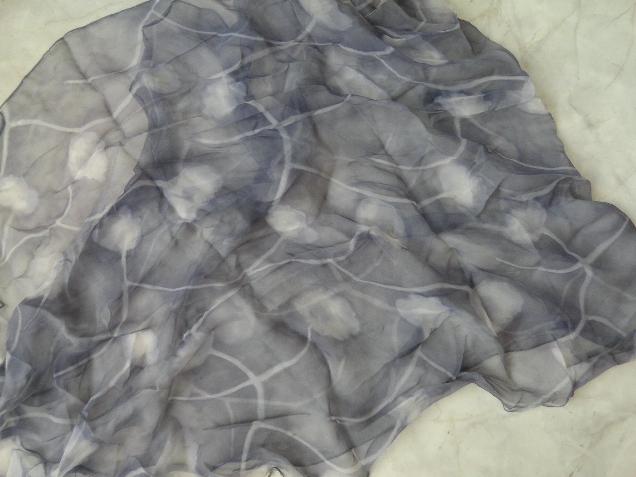 ARMANI shawl, met bloemmotief. Kleur blauw/grijzig/crème. Lengte 220 cm, br