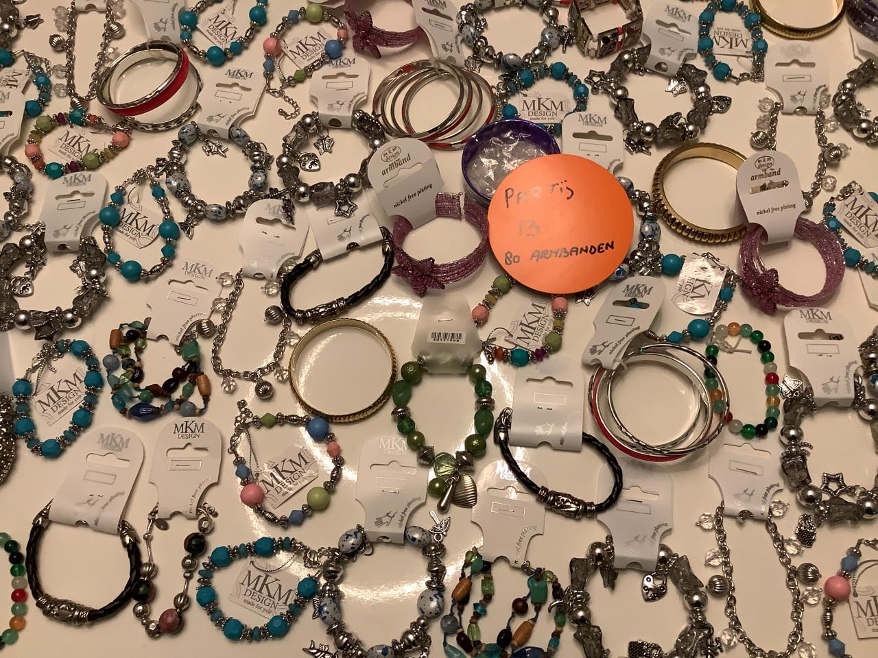 Partij mooie armbanden. ( partij 13)