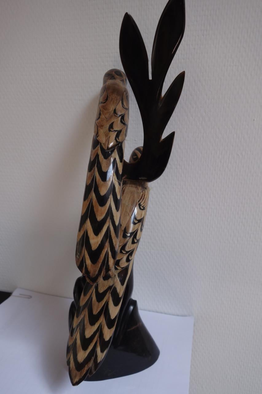 Heel mooi gesneden kunstwerk uit buffelhoorn  hoogte 39.5 cm