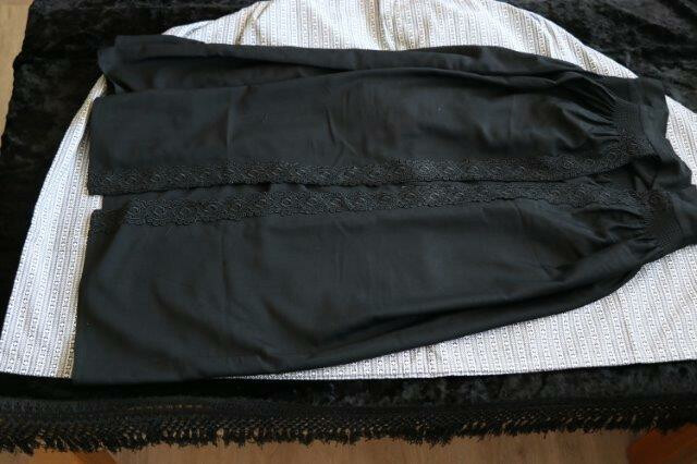 Walcherse kleding te koop.  Gehaakt wit halsdoekje  (1): €.10,00
