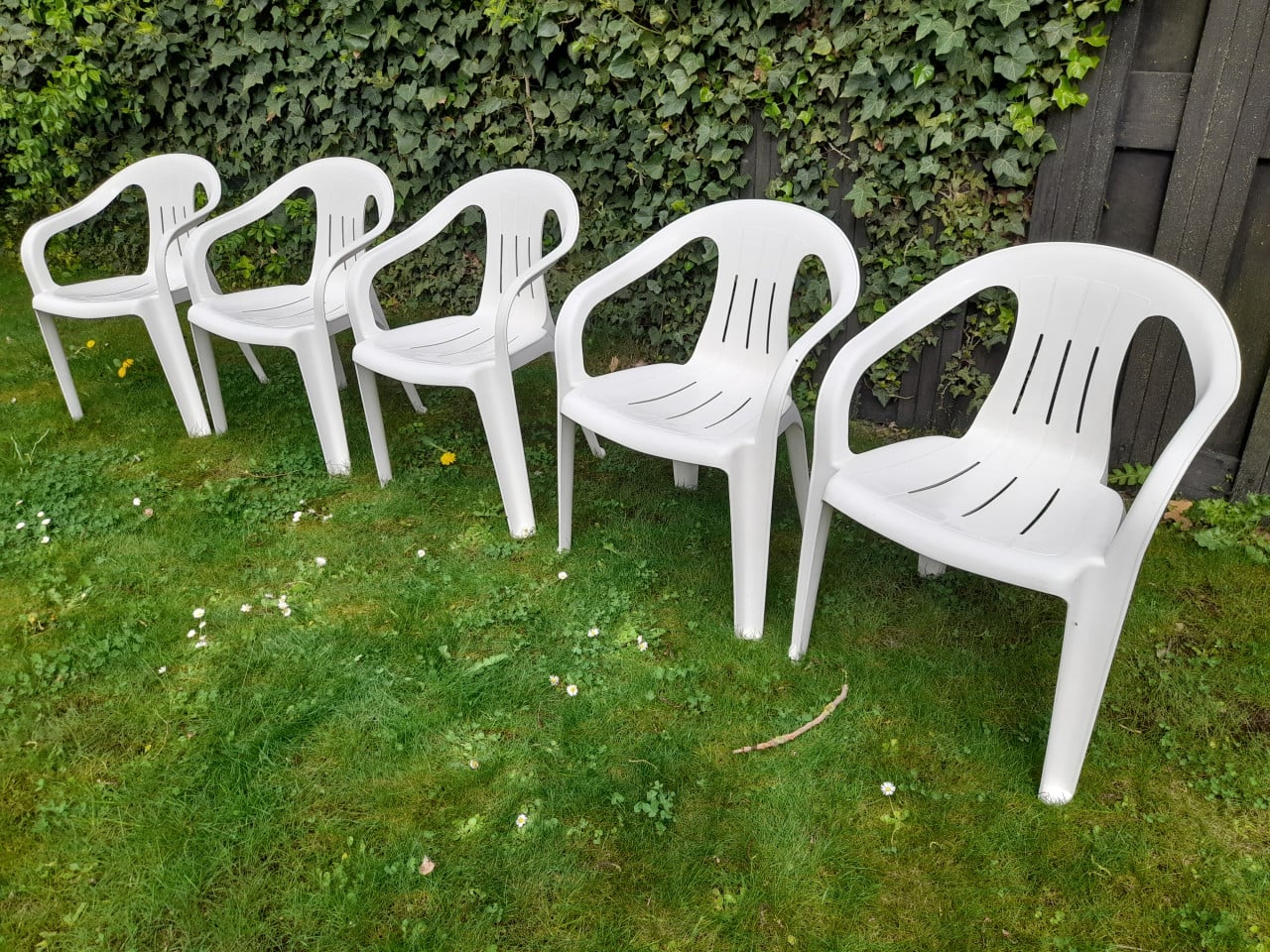 5 Tuinstoelen (stapelbaar) in goede staat!