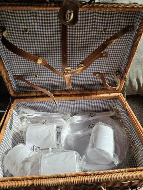 Nieuwe vintage picknickmand met servies voor 4 personen