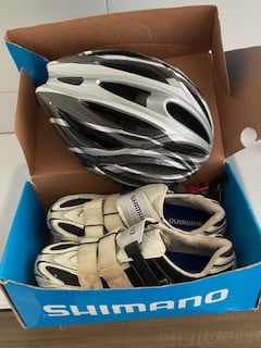 Fietshelm en schoenen maat 46