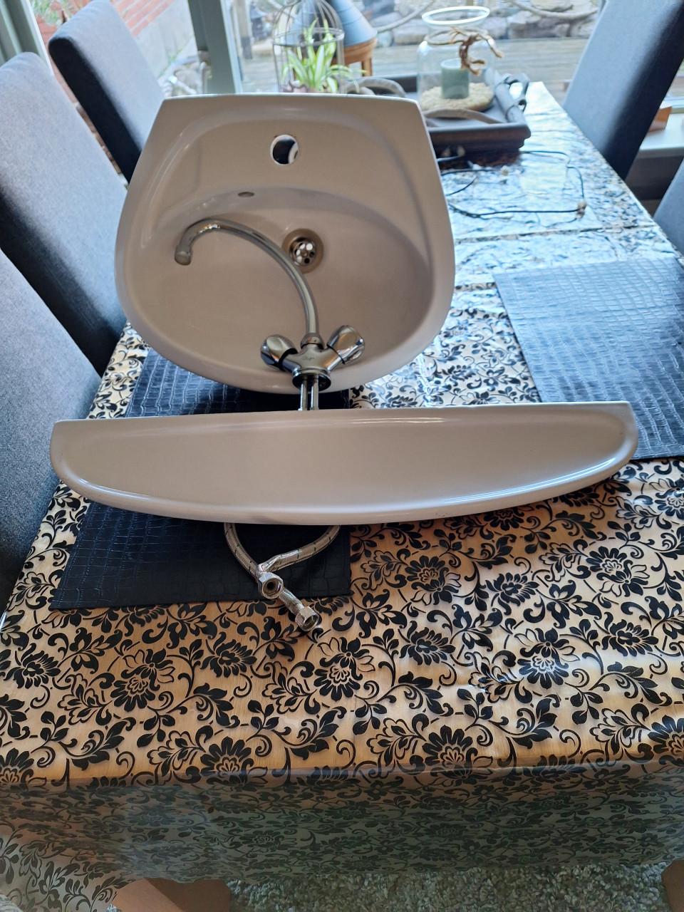 Wasbak,planchet,kraan