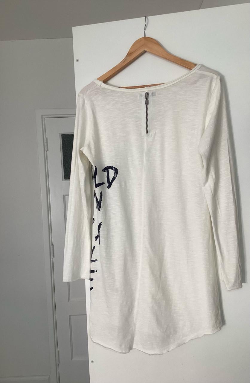 Tuniek met letters nog heel netjes maat L