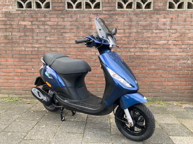ZEER MOOIE PIAGGIO ZIP 4 TAKT SNOR SCOOTER ! BOUWJAAR 2013