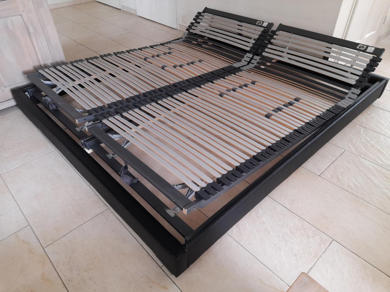 Zwart 180 x 200 bed met verstelbare lattenbodems (in goede nette staat)