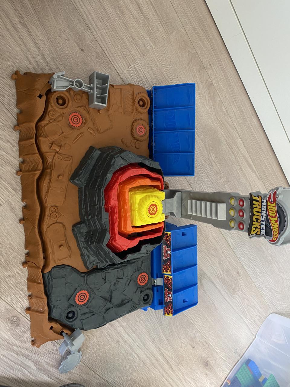 Hotwheel monstertruck lava berg