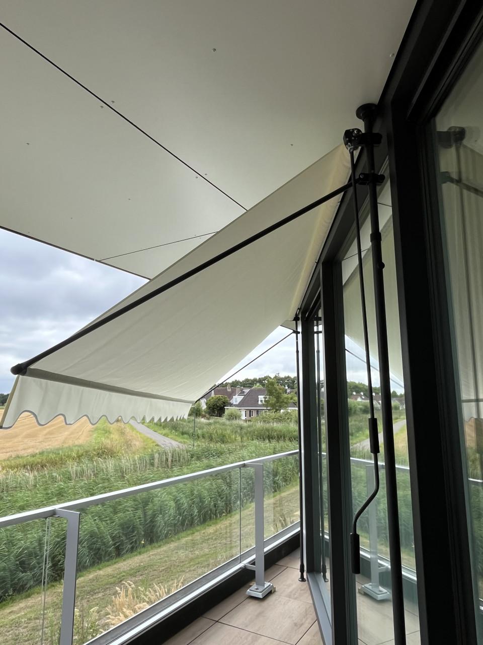 Te koop: 2 Klemluifels Tectake , snel te monteren zonder boren of schroeven