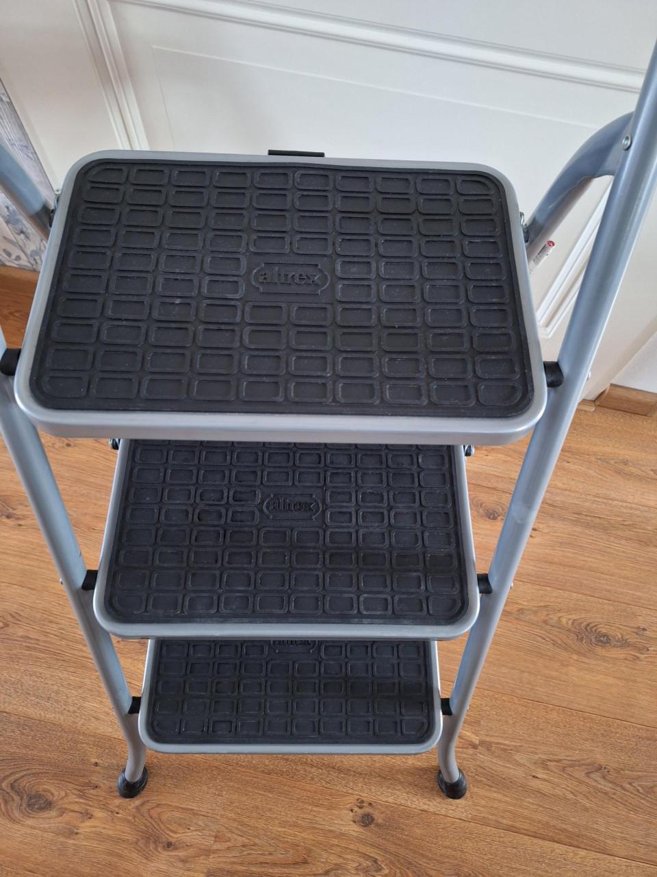 Huishoudtrap Altrex Cromato ZEER netjes (nieuw 88,00)