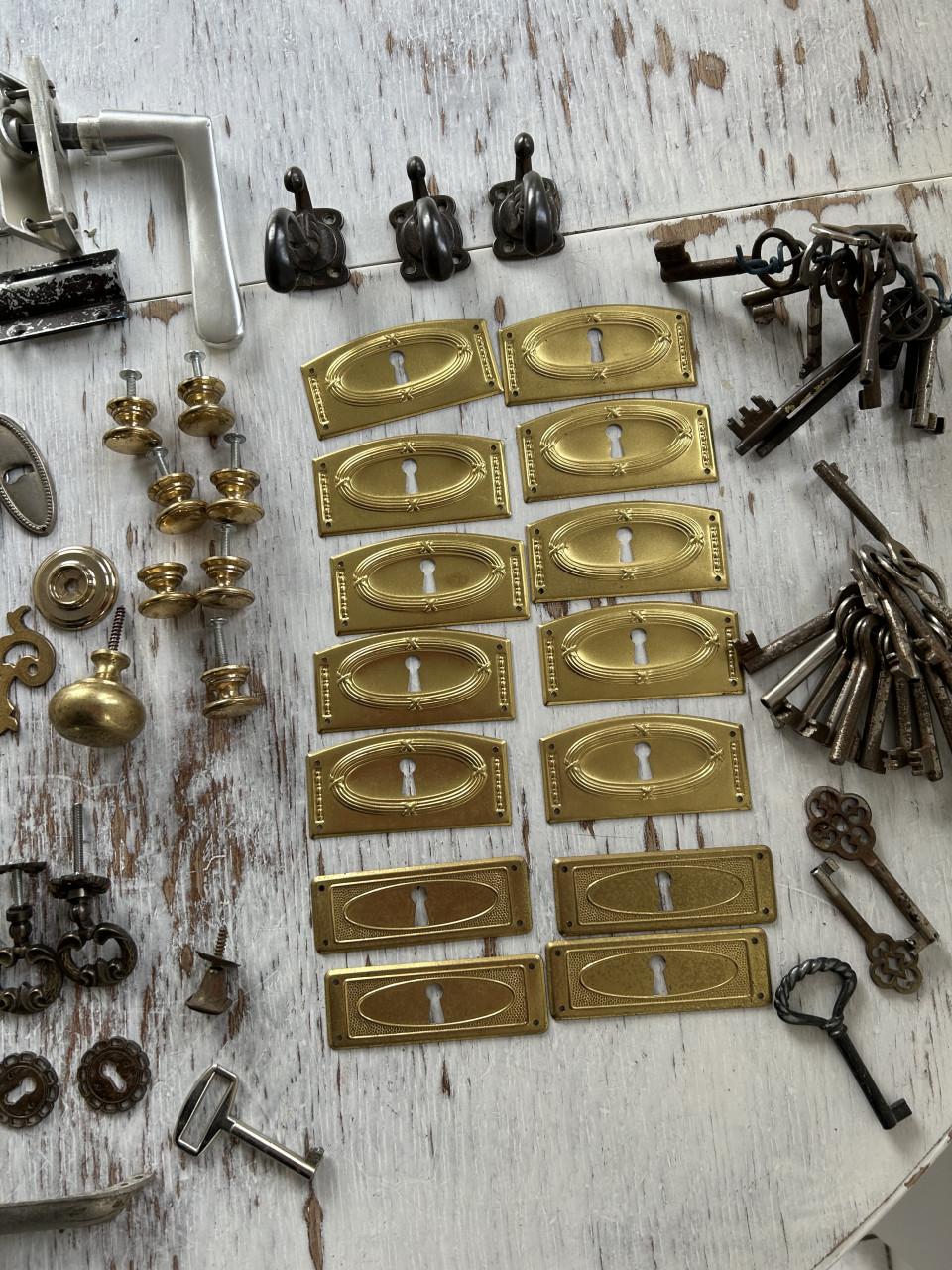 Allerlei hang en sluitwerk.