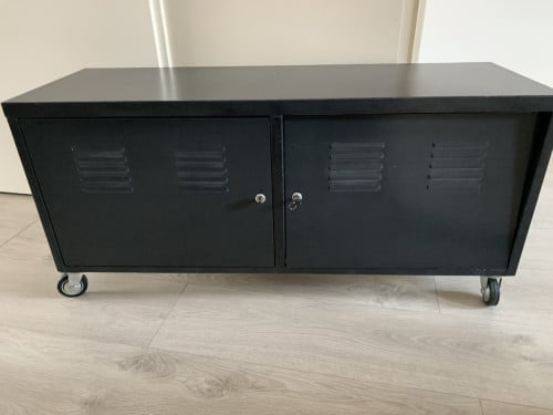 Tv kastje zwart aluminium met deurtjes, en een boord erin, en wieltjes eron
