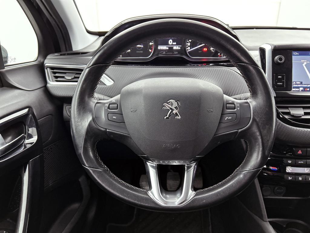 Peugeot 208 110pk tech edition | rijklaar | trekhaak | camera achter | navi
