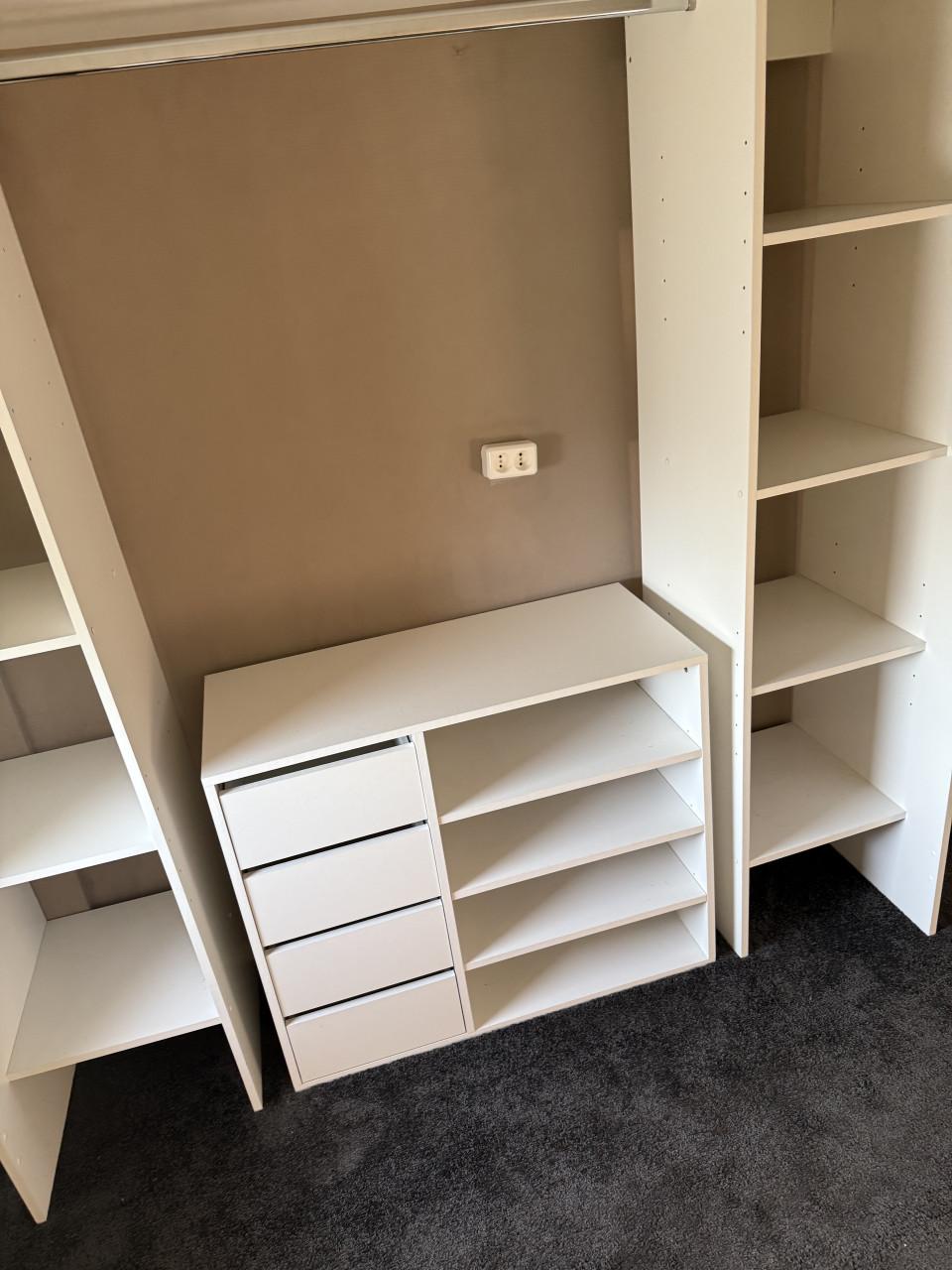 Leg en hang kast met tussen lade en leg kast