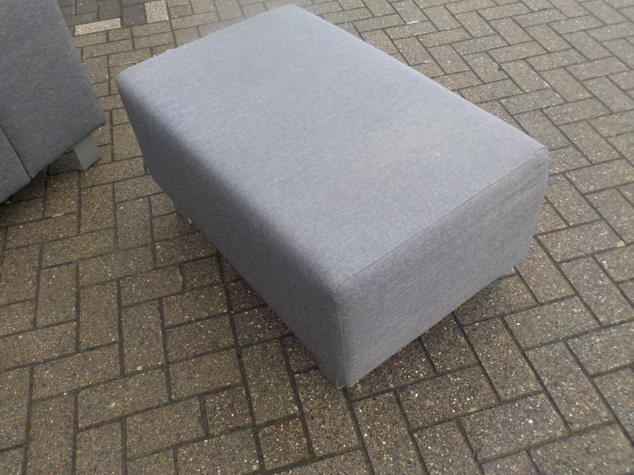 Grote stoffen bank ( breed 240 cm ) + hokker 60 x 90 cm in goede staat