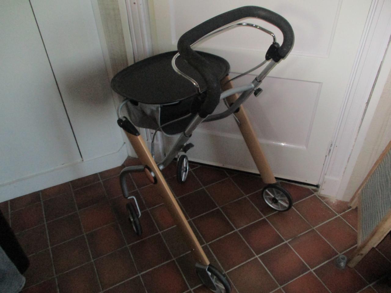 Te koop Trust binnen rollator  met dienblad en tas