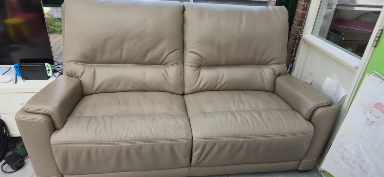 Lederen salon in nieuwstaat met relax zetel 2x2 en 1x 2,5 bankstel