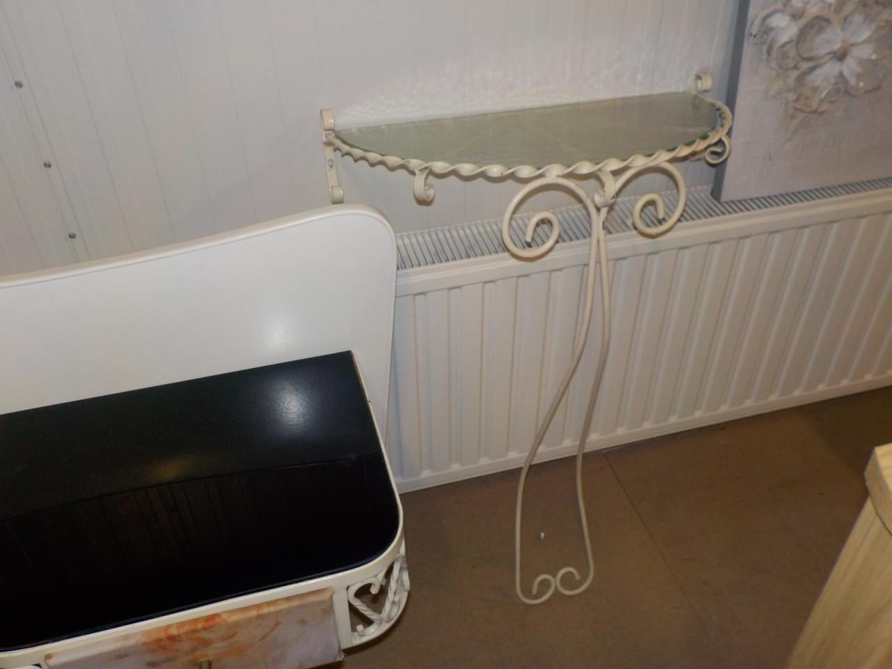 Ledikant + spiraal + matras + muurtafel + krukje + 2 stoelen + kaptafel
