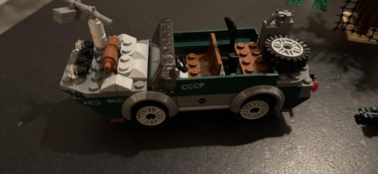 Lego Indiana Jones Jungle Duel set 7625.