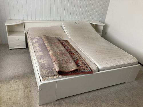 Bed met nachtkastjes