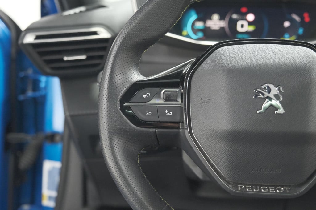Peugeot E-2008 ev gt 50 kwh | 3 fase | trekhaak | panoramadak | adaptieve c