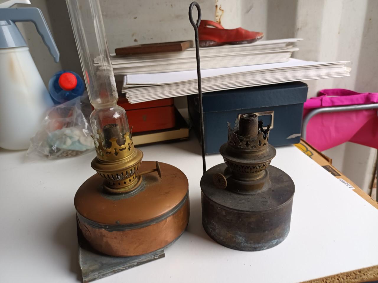 2 oliebranders voor scheepslamp