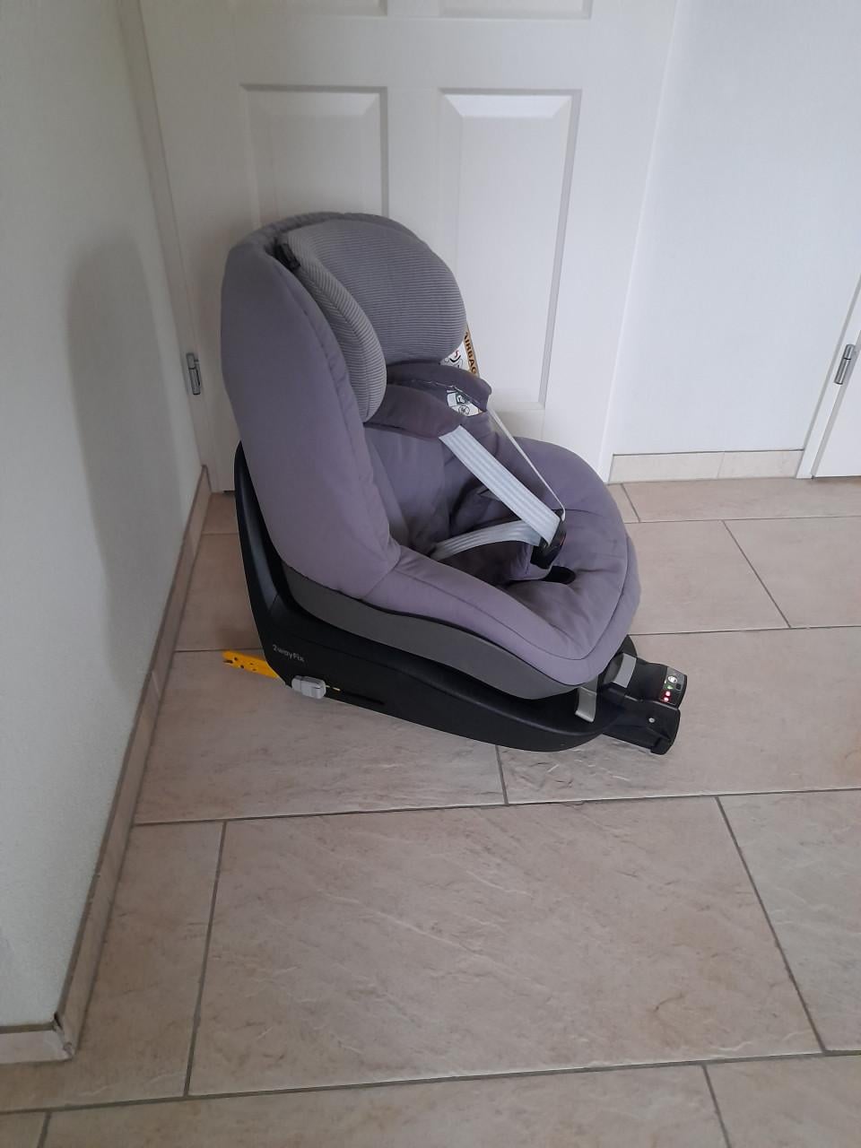 Maxi cosi pebble set met iso fix van 0/9 mnd en 9/18kg (in goede nette st.)