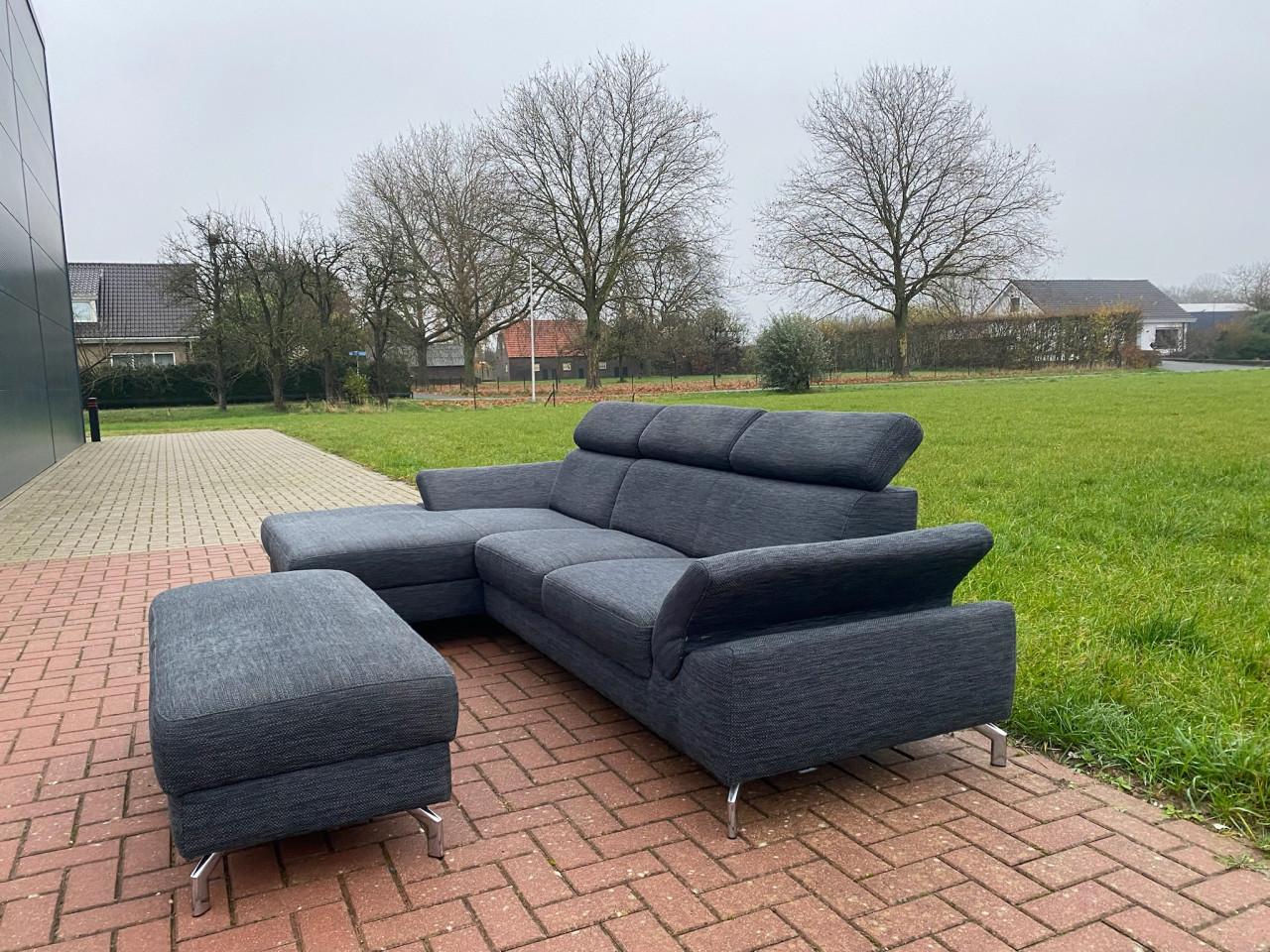 GRATIS LEVERING HEEL NL Montel Grjs Stoffen Hoekbank + Hocker
