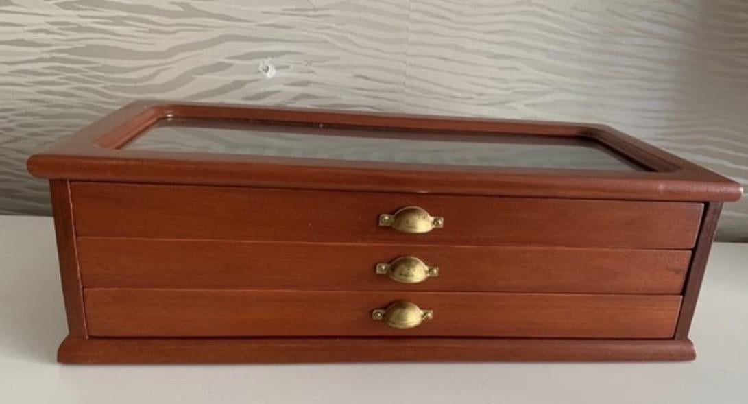 Vitrine met 3 laden voor 50 pennen