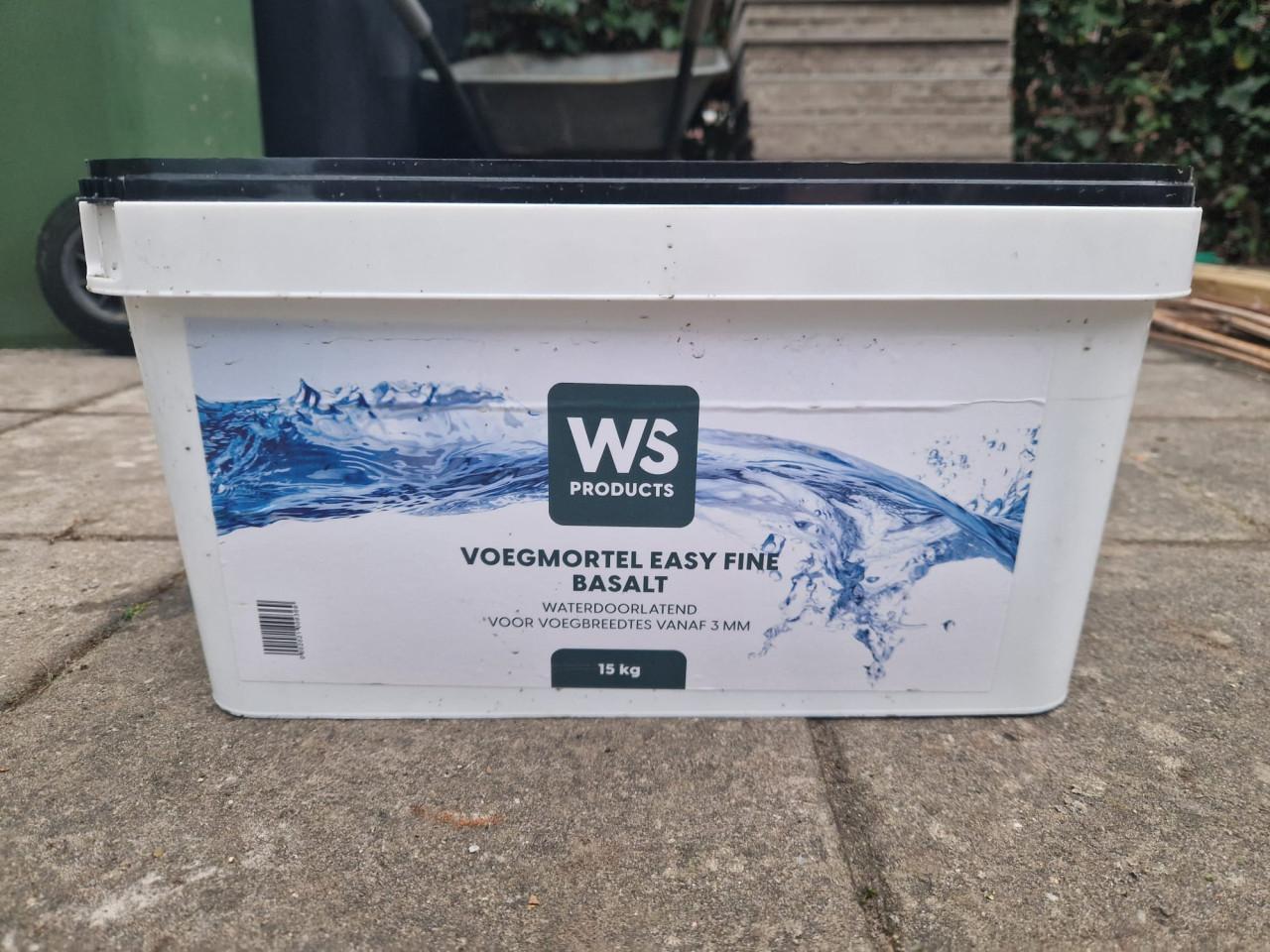 Keramische tuintegels betonnen onderlaag + voegmortel