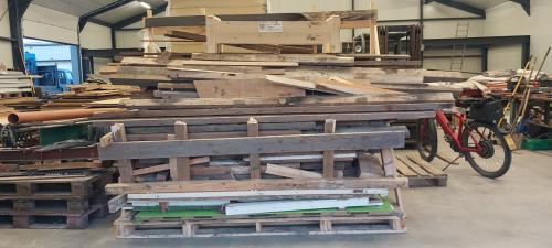 Groot pallet met hout GRATIS