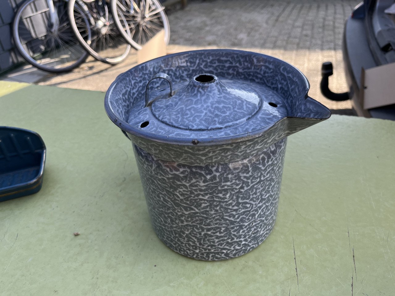 Emaille melkkan met deksel, grijs gewolkt