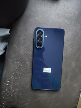 Samsung a57 nieuw. Incl hoesje en glas beschermer.