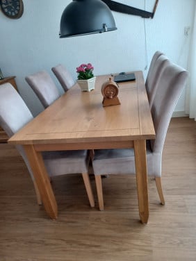 Massief eiken eettafel met 6 stoelen