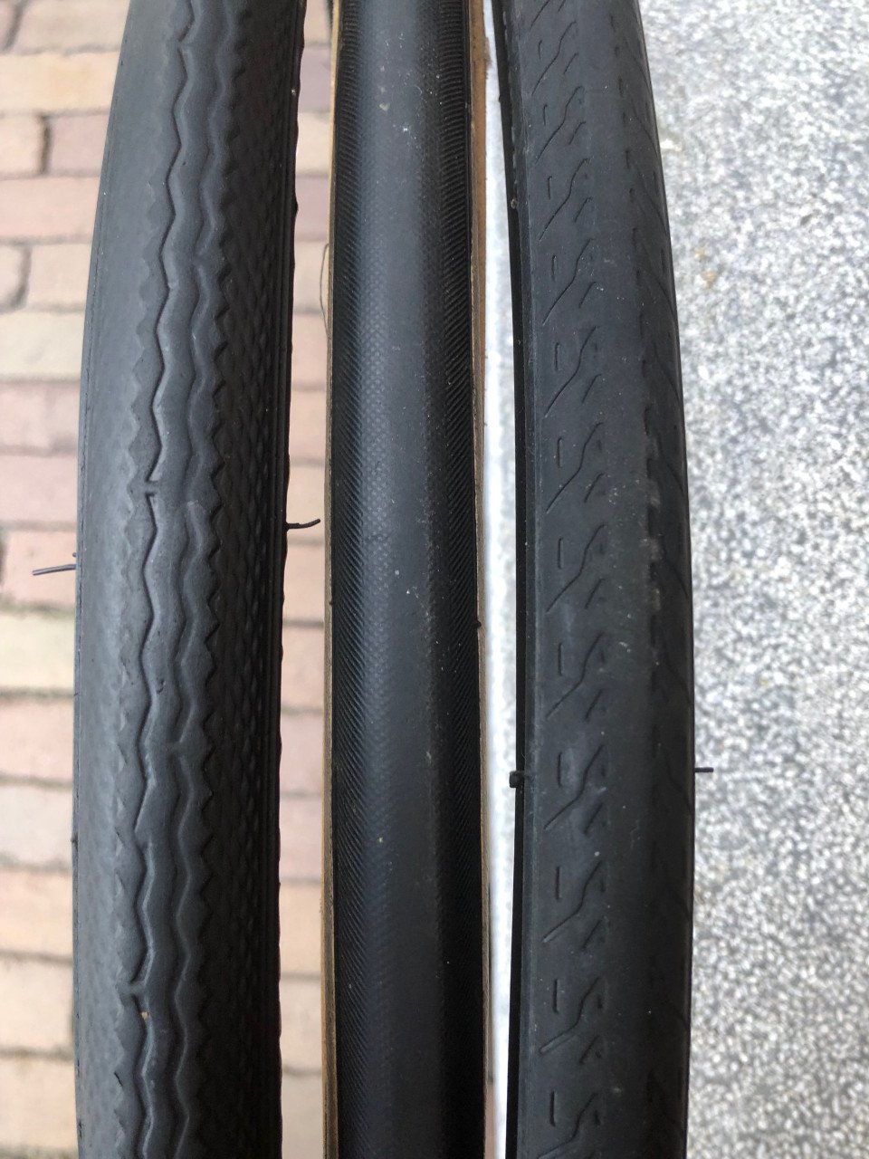Drie racefiets buiten banden.