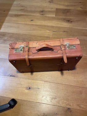 Oldtimer koffer (leder) voor achterop.
