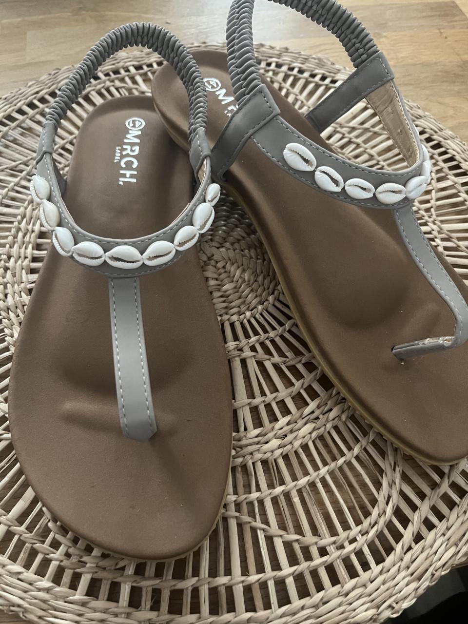 Partij nieuwe sandalen