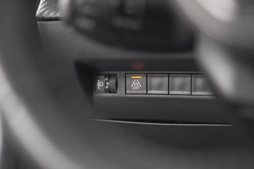 Peugeot 208 puretech 100 allure | camera | navigatie | apple carplay | park