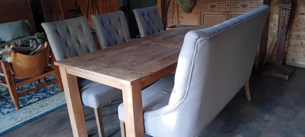 Eetkamertafel en stoelen