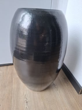 Hoge zwarte vaas