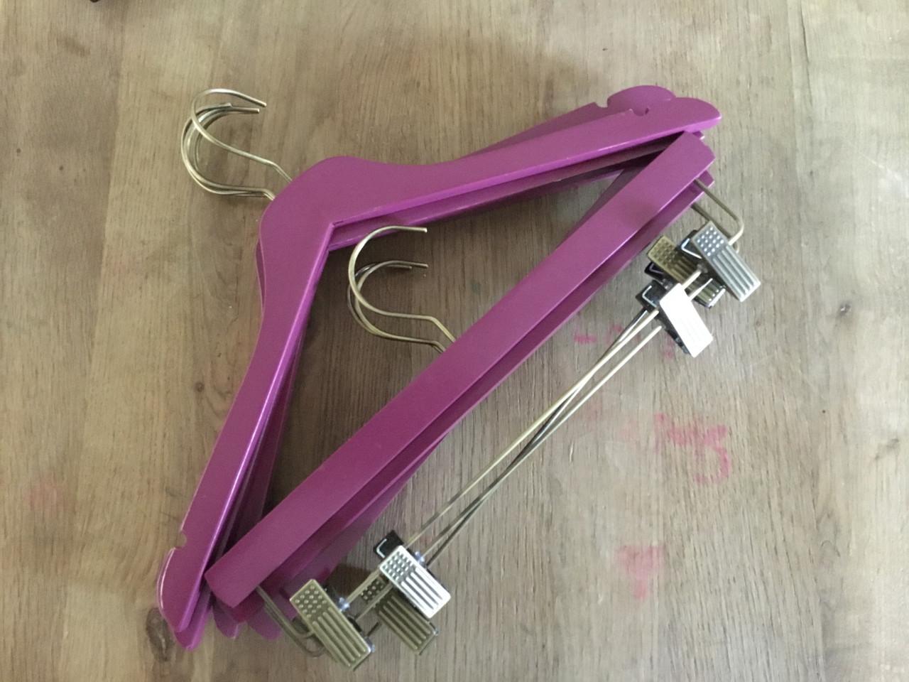 Kledinghanger fuchsia kleur