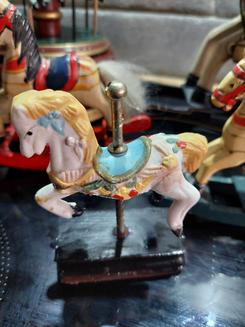 Pakket met draaimolen & meerdere paard(jes)