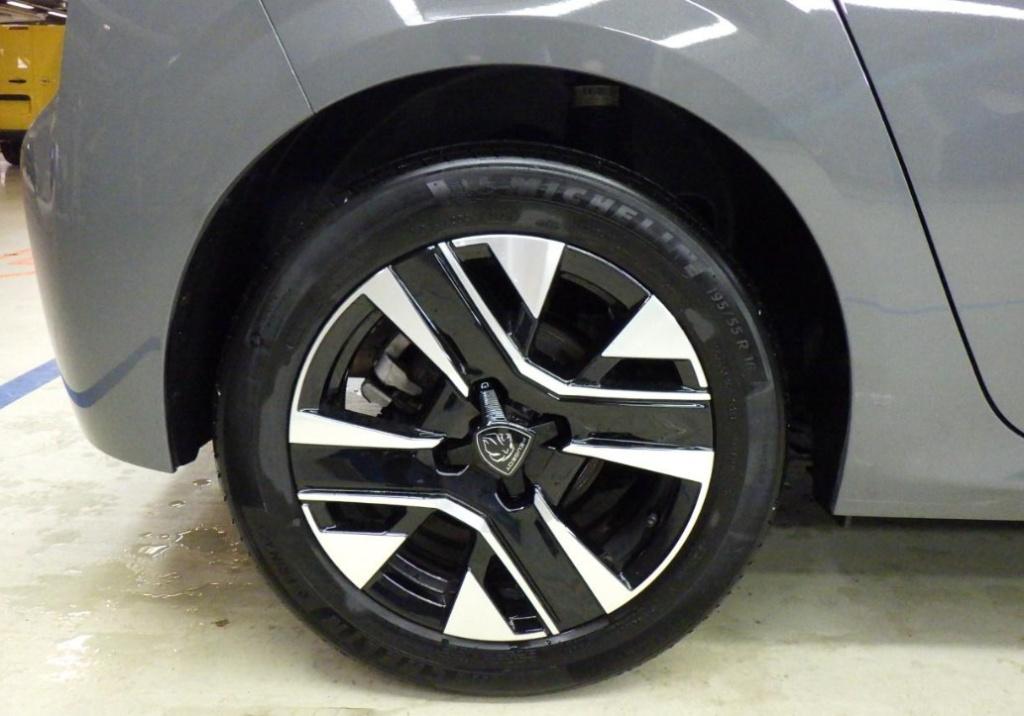 Peugeot 208 allure 1.2 mild-hybride 100pk automaat (e-dcs6) navigatie met a