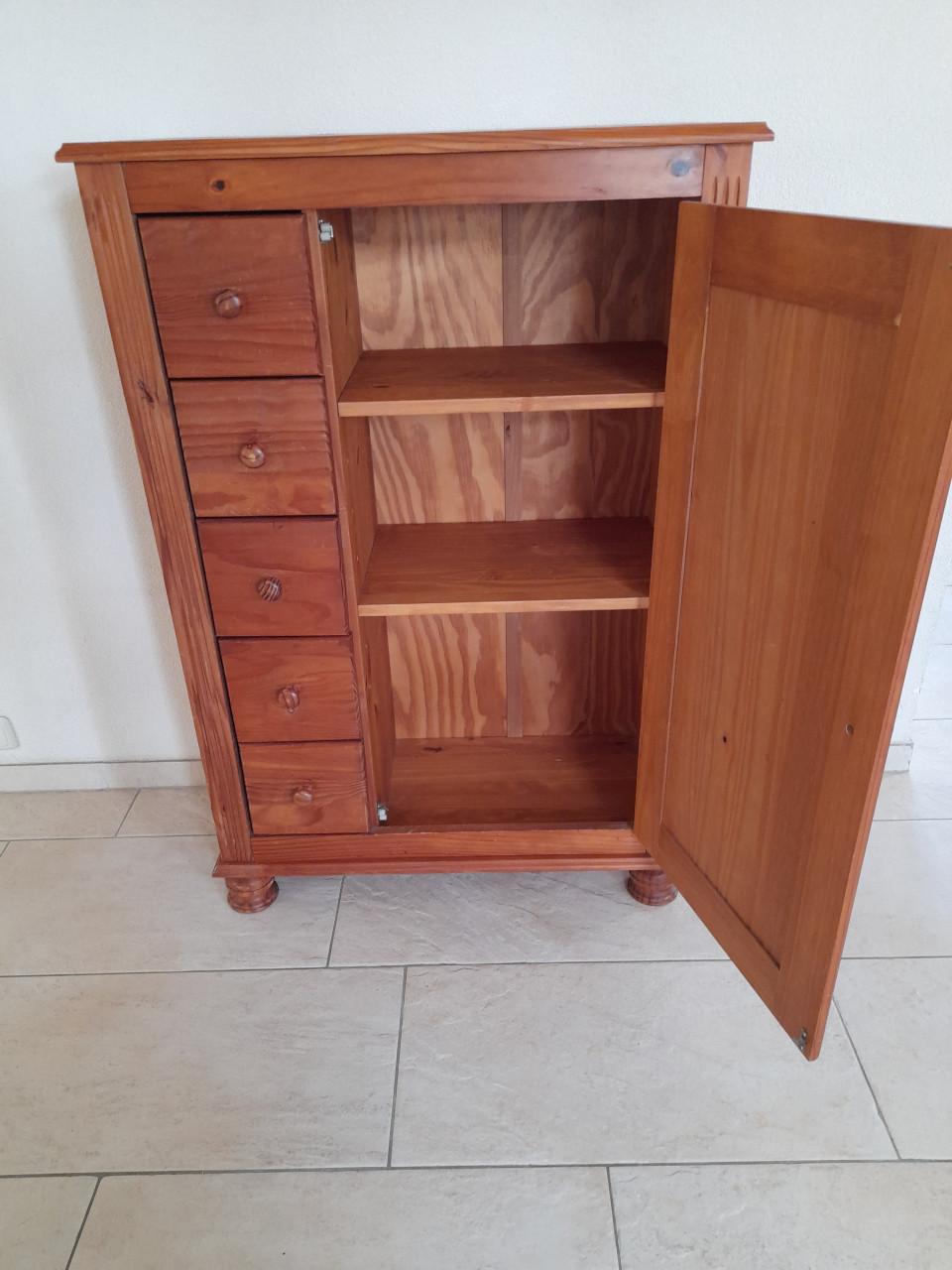 Meidenkast  121H x 38 x 82 ( in goede staat )