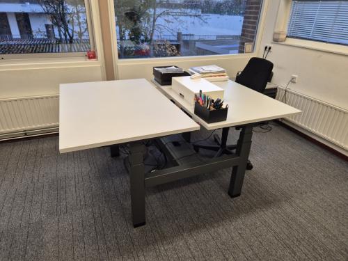 Elektrisch verstelbaar duo bureau.