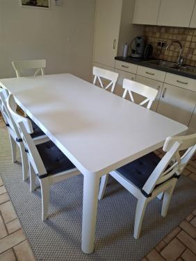Tafel en stoelen