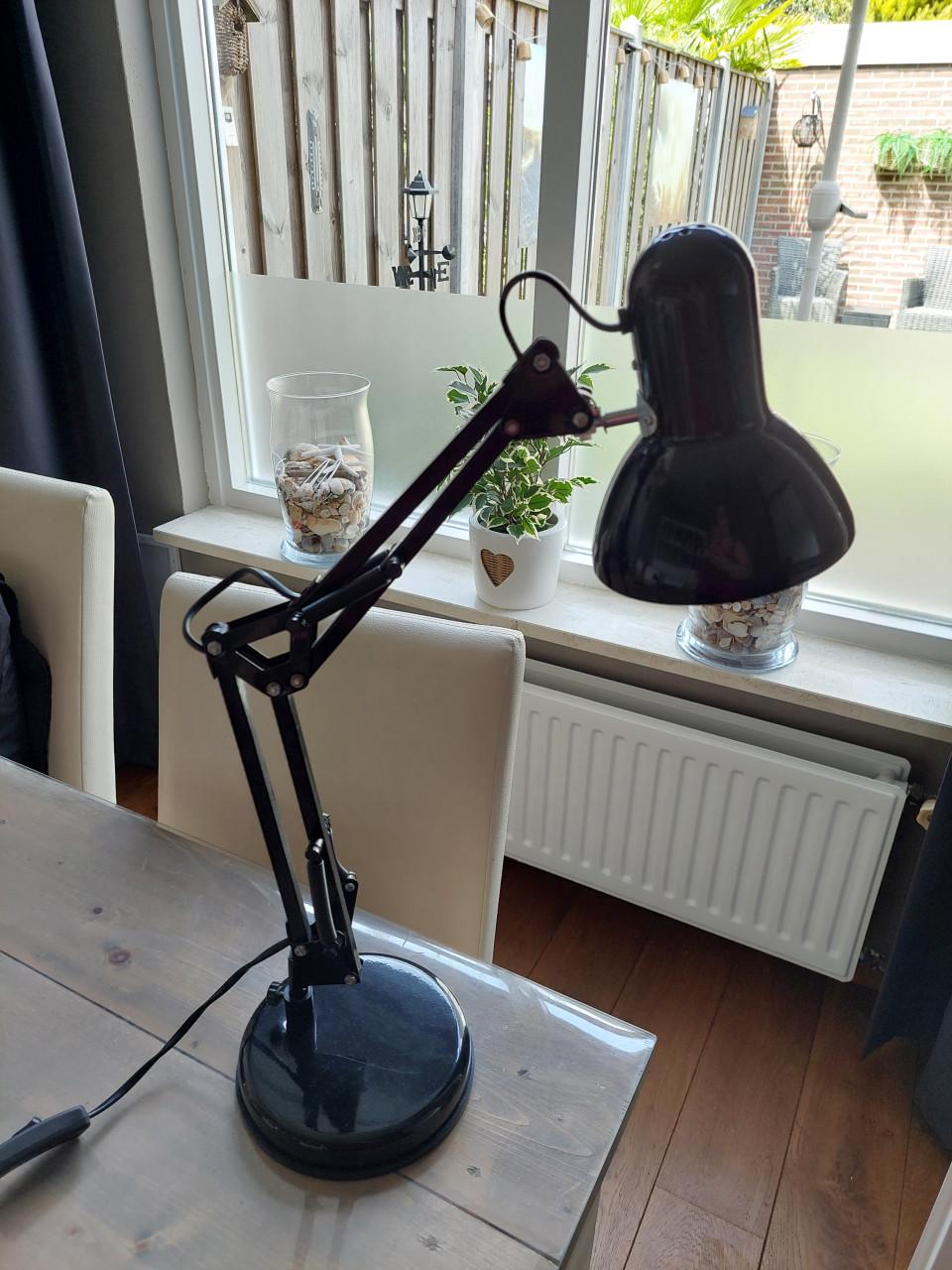 Zwarte bureaulamp in zeer goede staat
