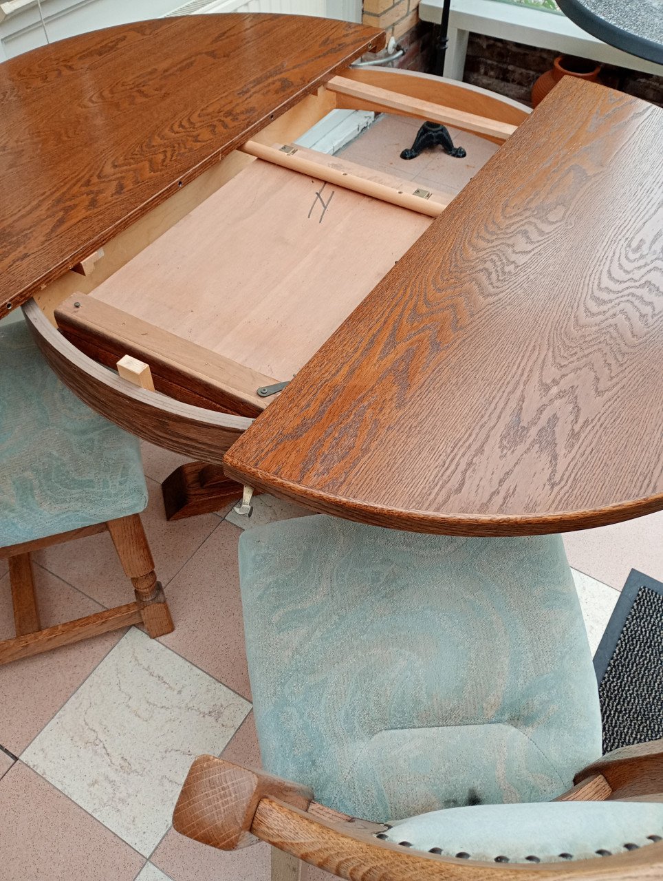 Eiken tafel met 4 stoelen. (gratis afhalen)