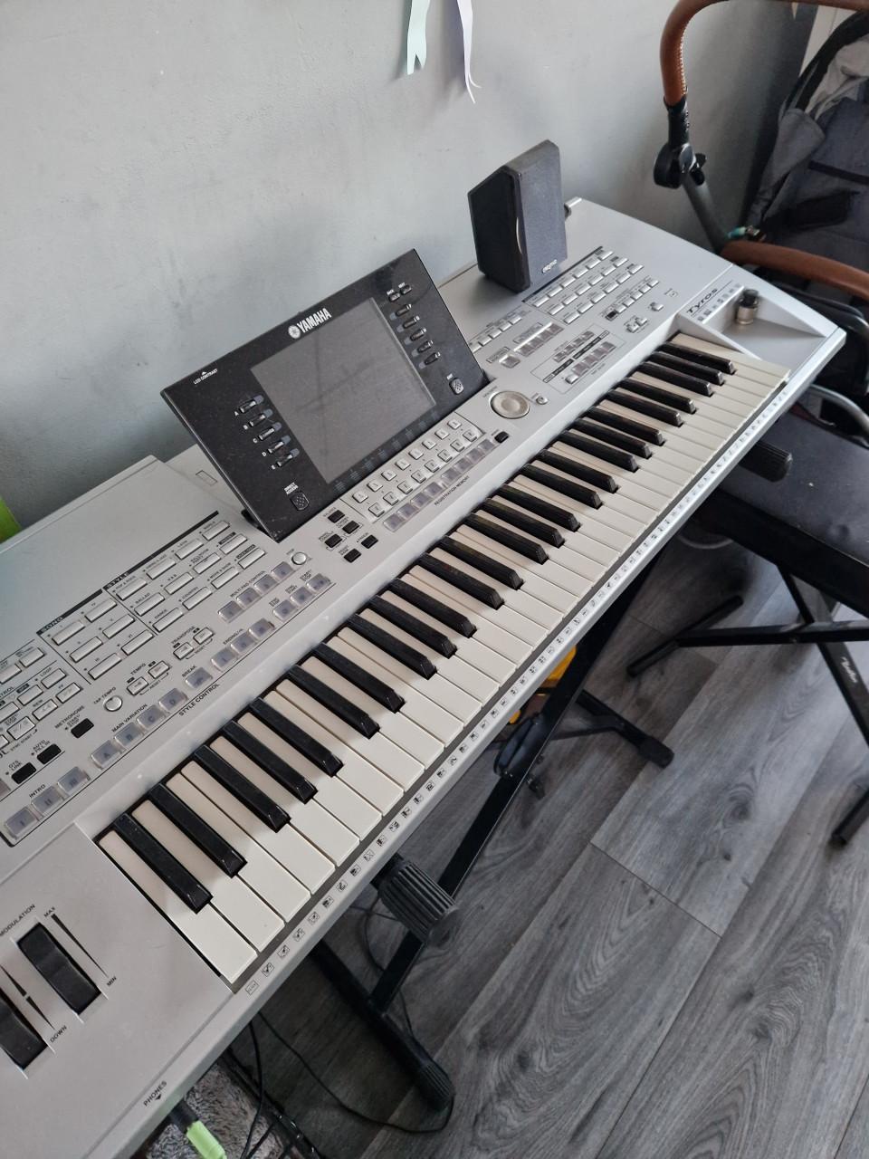 Yamaha Tyros met geluidsinstallatie en omgebouwde floppy naar USB