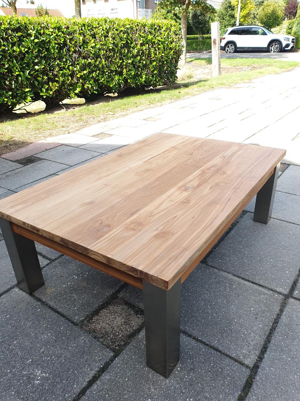 Strakke teakhouten tafel. Afmetingen: 120-80-45